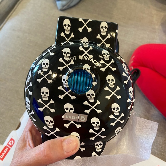 Skull mini waffle maker. Brand new. Just box opened - Picture 3 of 4